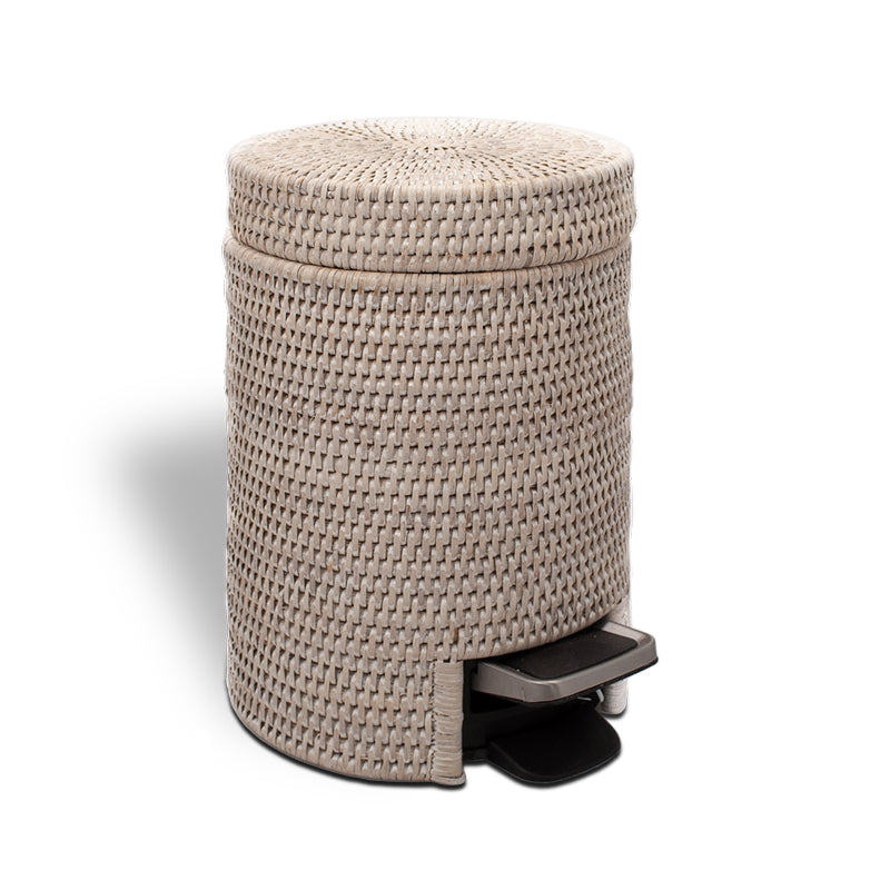 Decor Walther Rattan Abfalleimer in Weiss mit Tretfunktion.